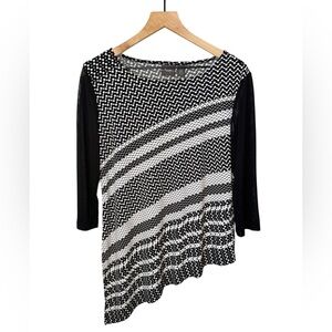 Chico's Travelers asymmetrical tunic top in a black white geometric print Sz M